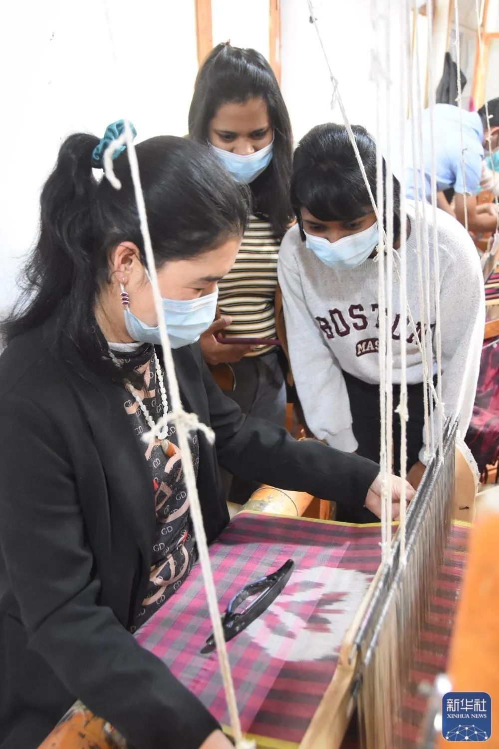 10月3日，北京大学留学生在和田参观手工艾德莱斯绸织造。（新华社记者 张晓龙 摄）