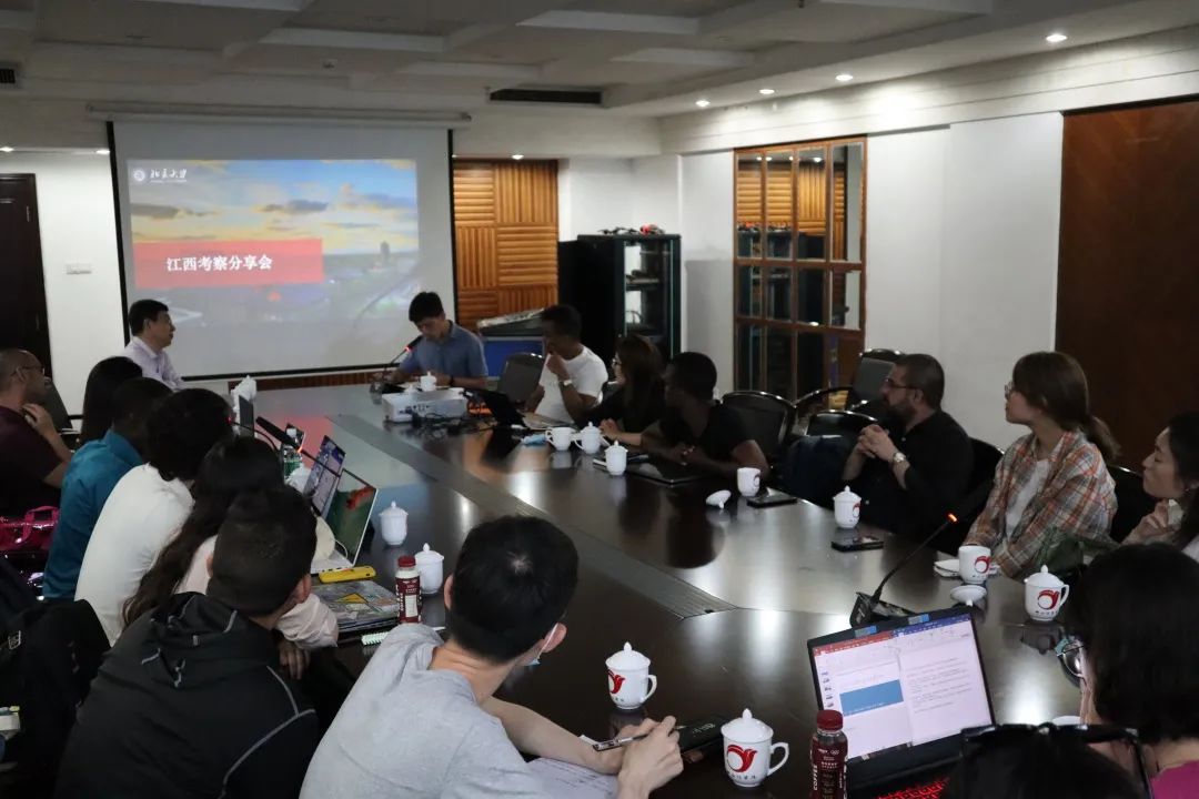 师生在当地报告分享心得体会